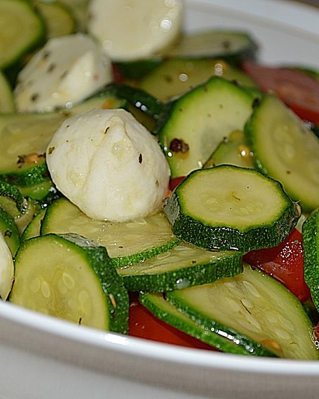Tomaten - Zucchini Salat mit Mozzarella