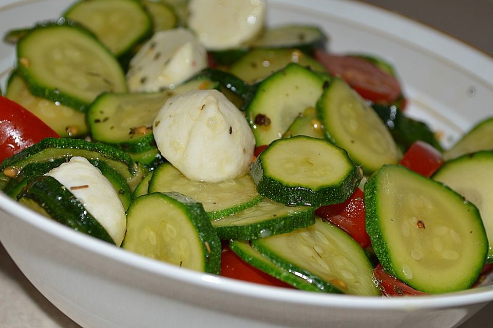 Tomaten - Zucchini Salat mit Mozzarella