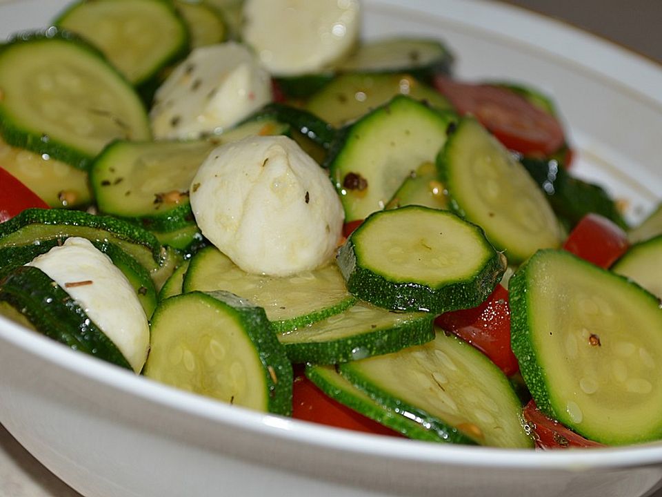 Tomaten - Zucchini Salat mit Mozzarella von Yemaja18| Chefkoch