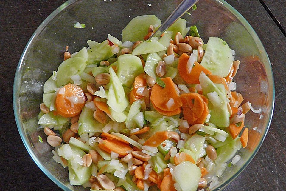 Gurkensalat mit Erdnüssen
