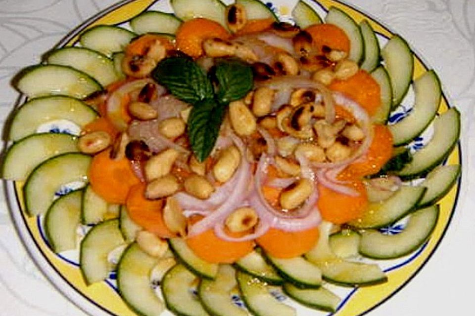 Gurkensalat mit Erdnüssen