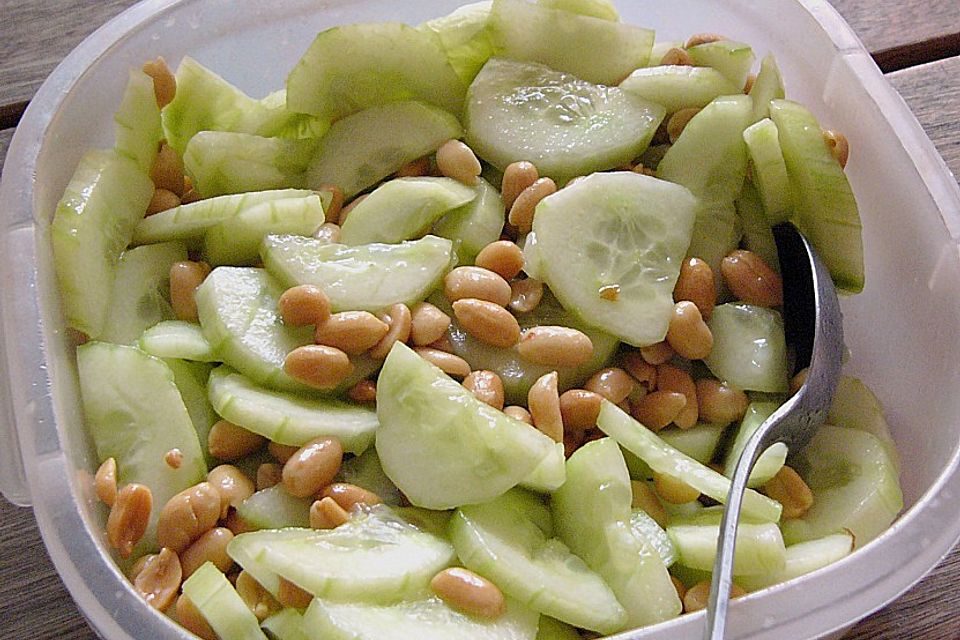 Gurkensalat mit Erdnüssen