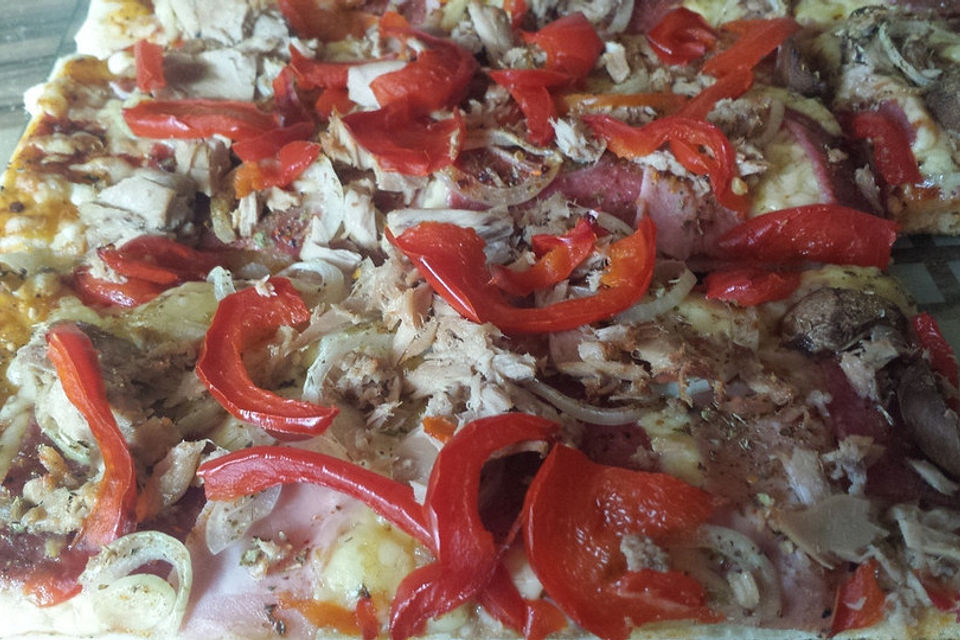 Thunfischpizza mit frischem Thunfisch