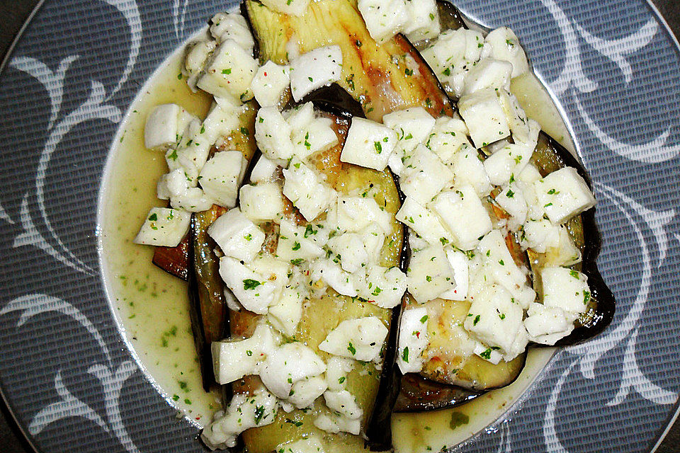 Gegrillte Auberginen mit Feta, Minze und Chili