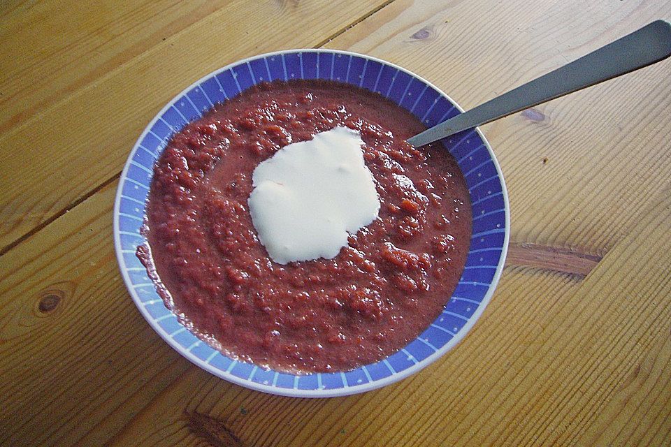 Rote Bete-Suppe mit Meerrettich-Crème fraiche