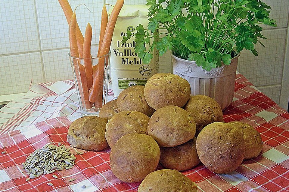 Lockere Vollkornbrötchen mit Möhren und Sonnenblumenkernen