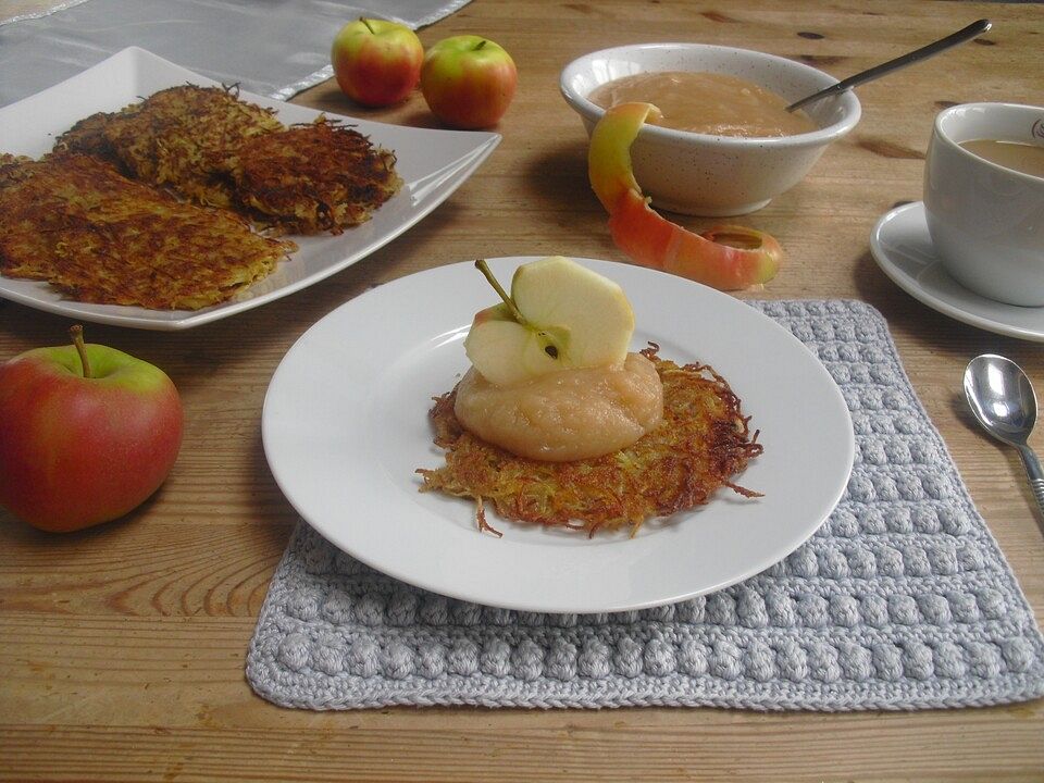 Hessische Reibekuchen mit Apfelmus von MmeDuchamps| Chefkoch