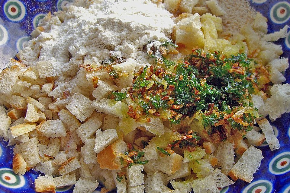 Feines Hähnchenbrustragout mit Semmelklößchen