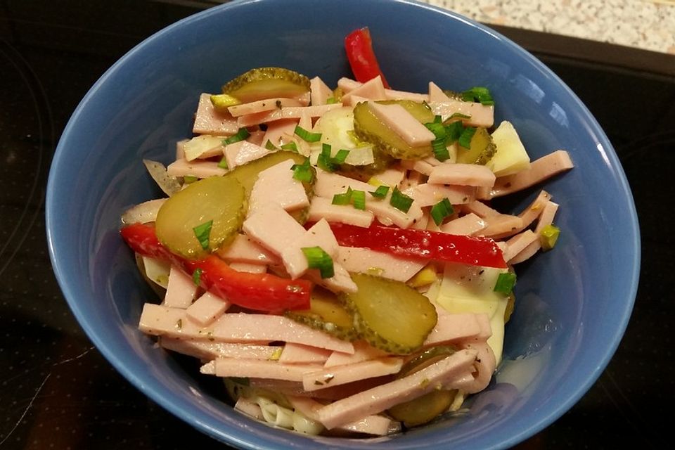 Pikanter Wurstsalat auf leichte Art