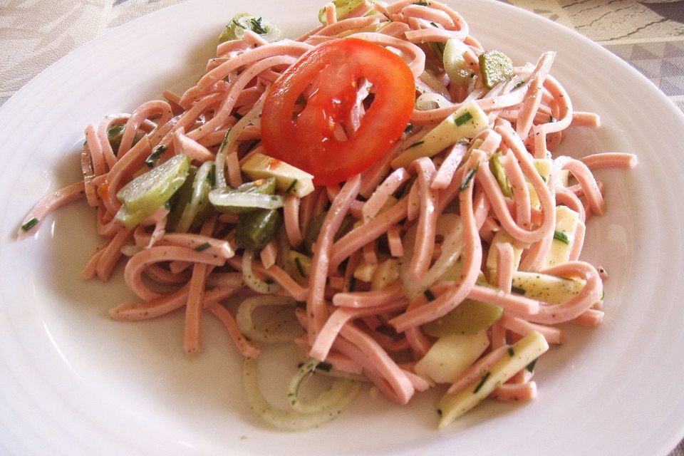 Pikanter Wurstsalat auf leichte Art