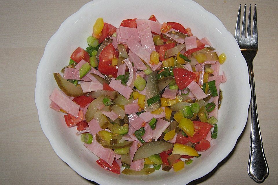 Pikanter Wurstsalat auf leichte Art