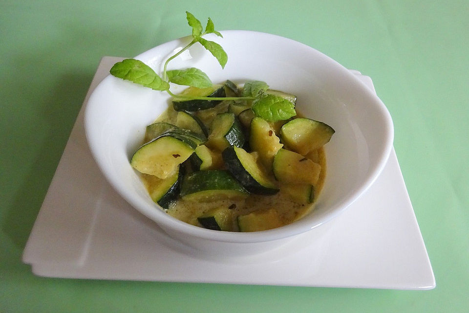 Zucchinigemüse in Curry - Kokos