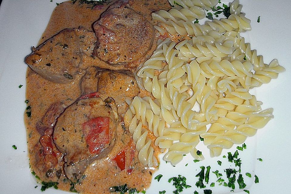 Schweinefilet mit Tomaten - Kräutersauce und Penne