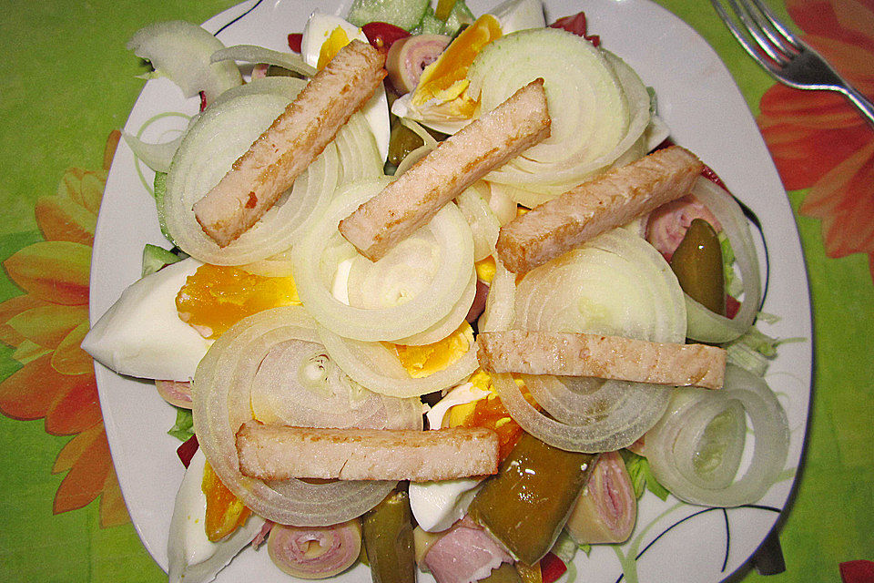 Bunter Salat mit Putenbruststreifen