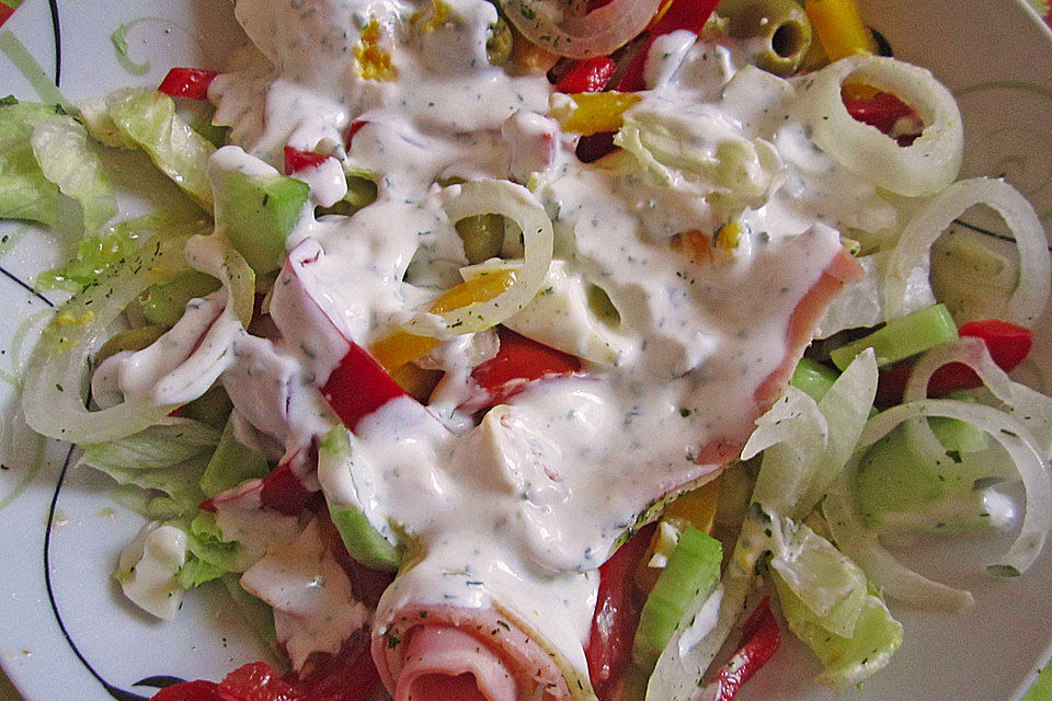 Bunter Salat mit Putenbruststreifen