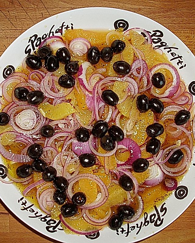 Zwiebelsalat mit Orangen und Oliven