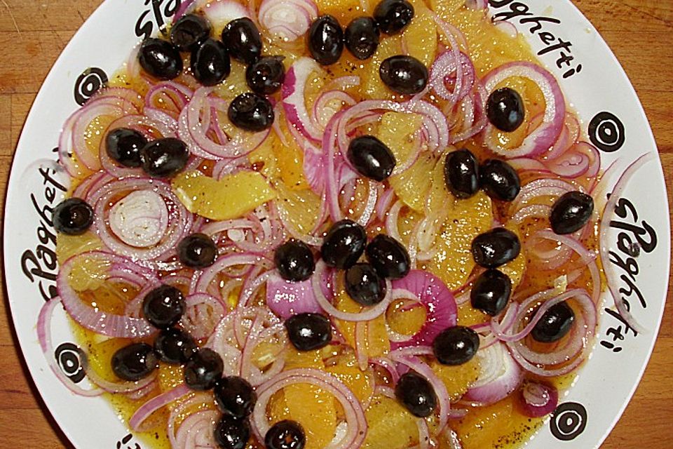 Zwiebelsalat mit Orangen und Oliven