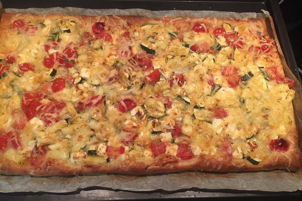 Blätterteig mit Tomate, Zucchini und Feta