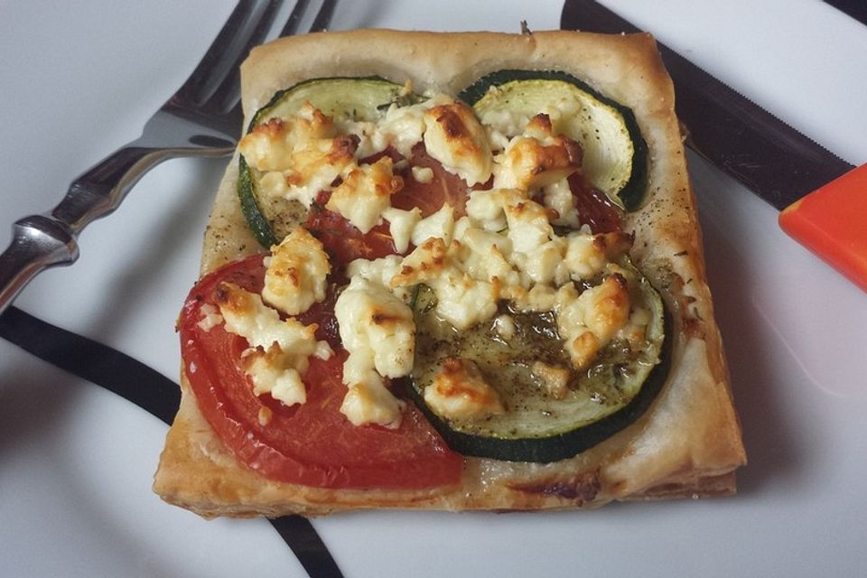 Blätterteig mit Tomate, Zucchini und Feta