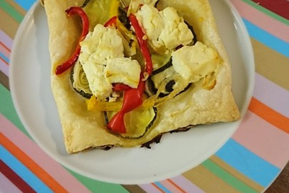 Blätterteig mit Tomate, Zucchini und Feta