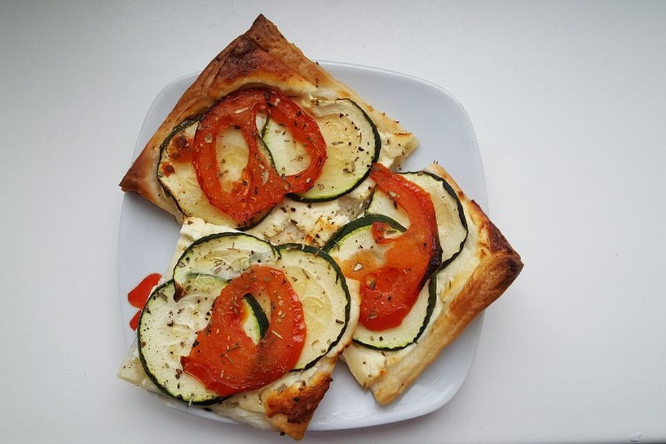 Blätterteig mit Tomate, Zucchini und Feta