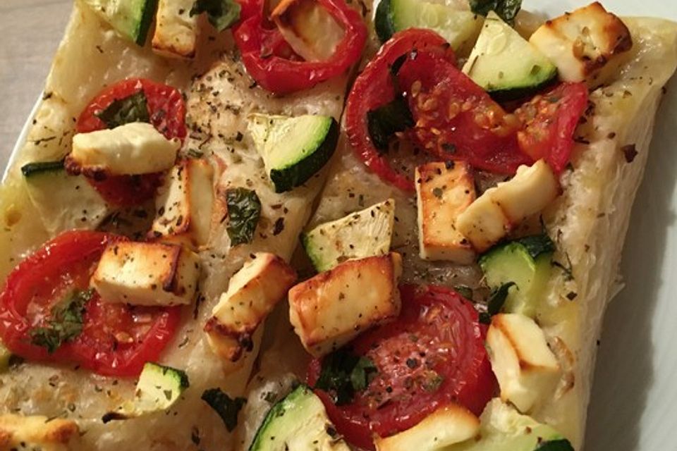 Blätterteig mit Tomate, Zucchini und Feta