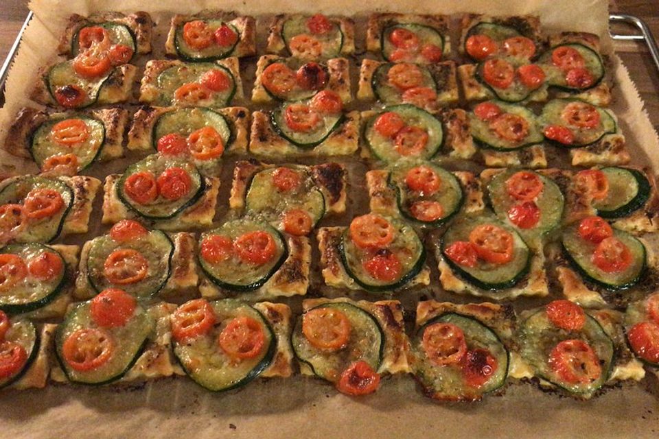 Blätterteig mit Tomate, Zucchini und Feta