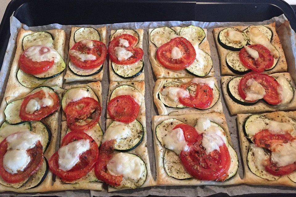 Blätterteig mit Tomate, Zucchini und Feta