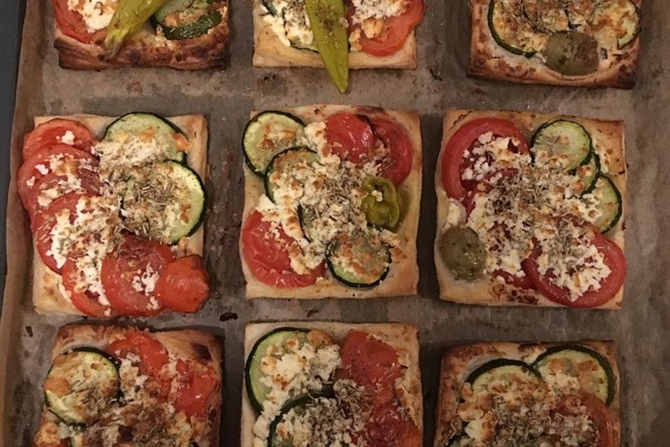 Blätterteig mit Tomate, Zucchini und Feta