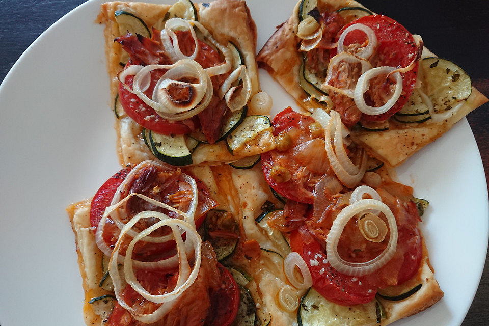 Blätterteig mit Tomate, Zucchini und Feta