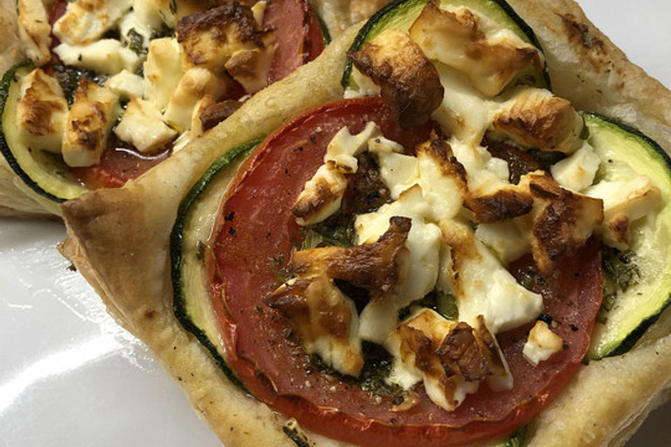 Blätterteig mit Tomate, Zucchini und Feta