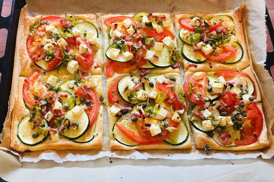 Blätterteig mit Tomate, Zucchini und Feta