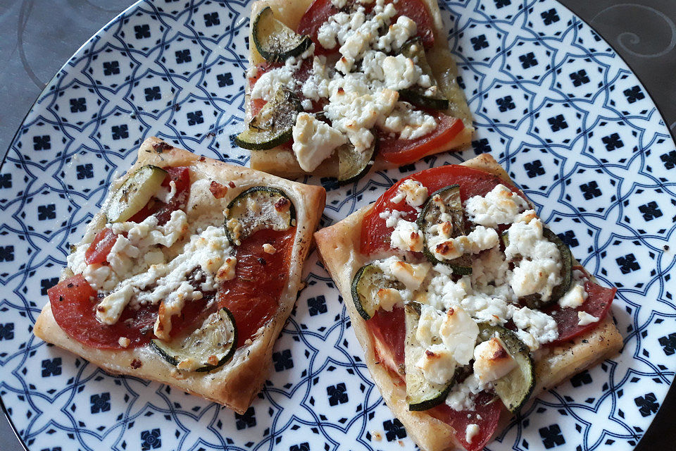 Blätterteig mit Tomate, Zucchini und Feta