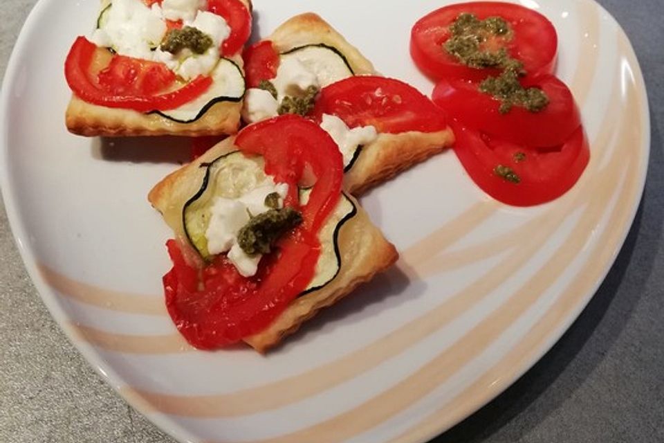 Blätterteig mit Tomate, Zucchini und Feta