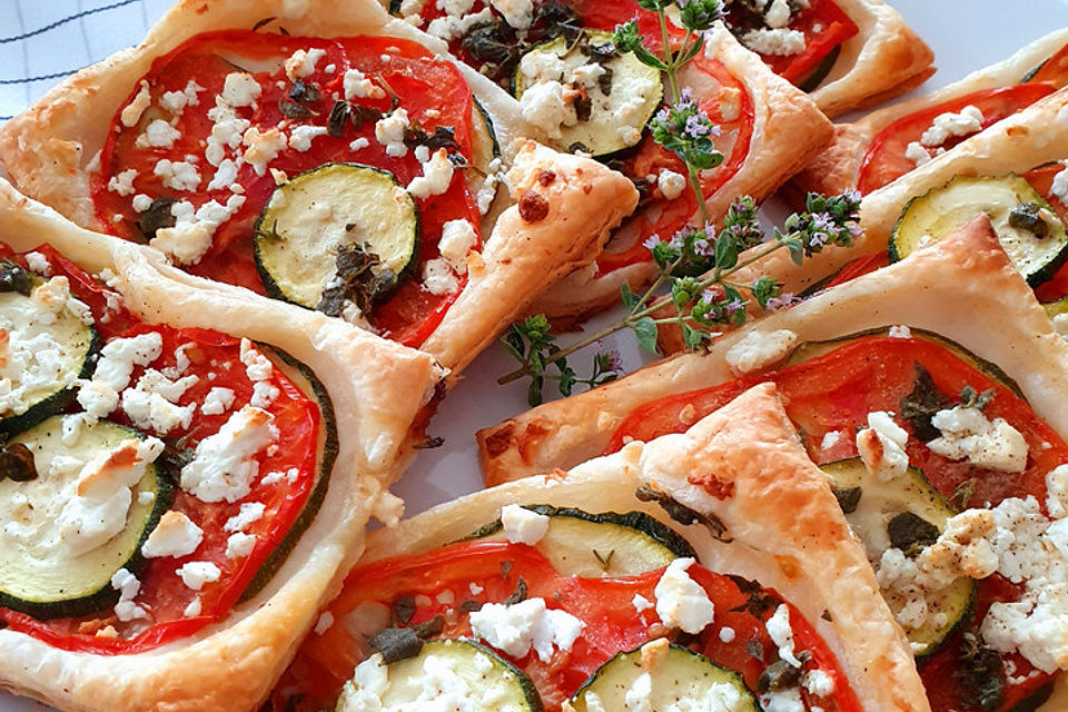 Blätterteig mit Tomate, Zucchini und Feta