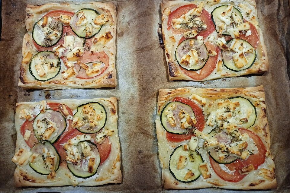 Blätterteig mit Tomate, Zucchini und Feta