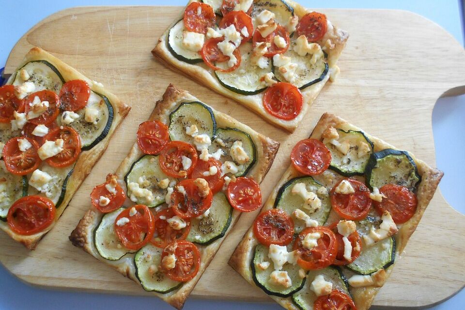 Blätterteig mit Tomate, Zucchini und Feta