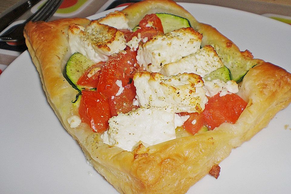 Blätterteig mit Tomate, Zucchini und Feta