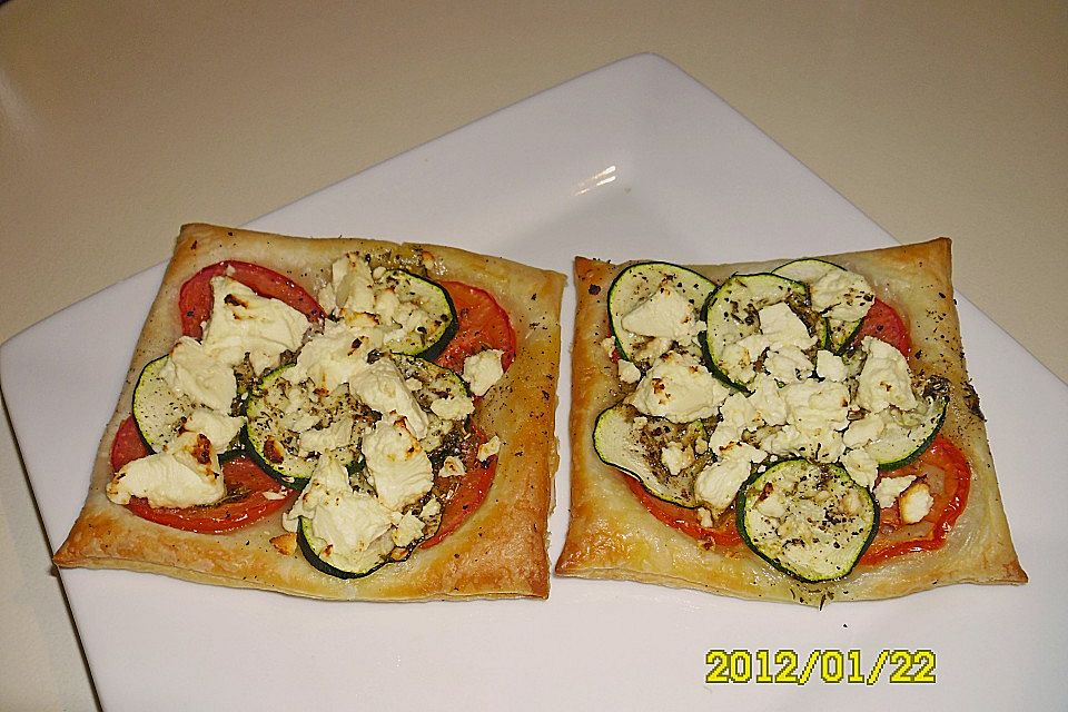 Blätterteig mit Tomate, Zucchini und Feta