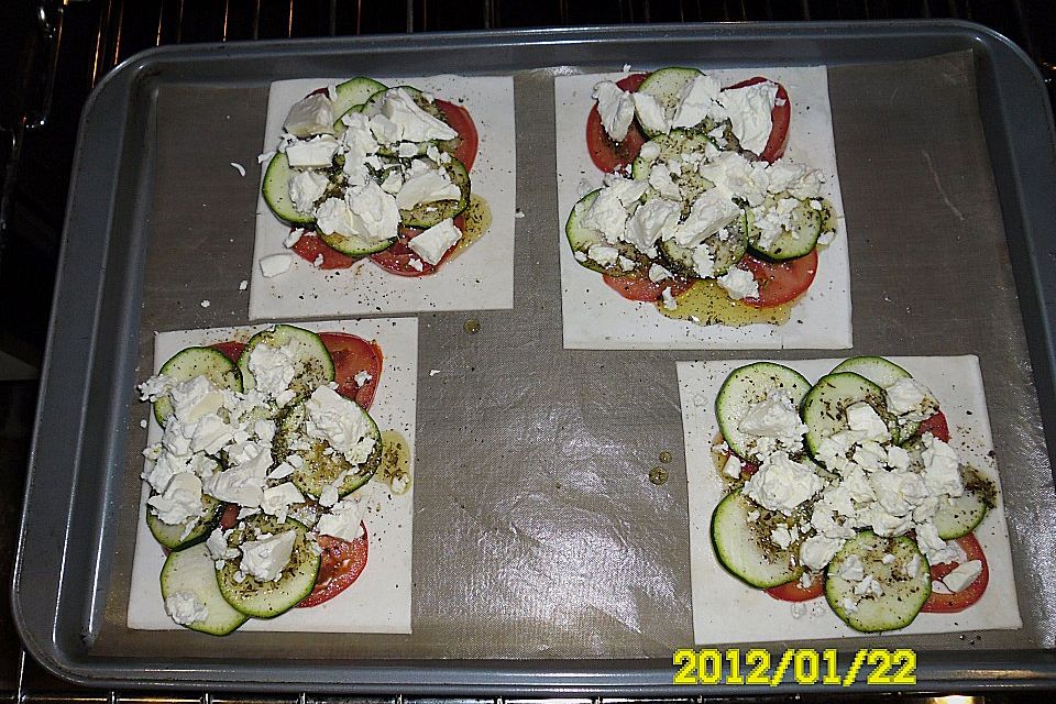 Blätterteig mit Tomate, Zucchini und Feta