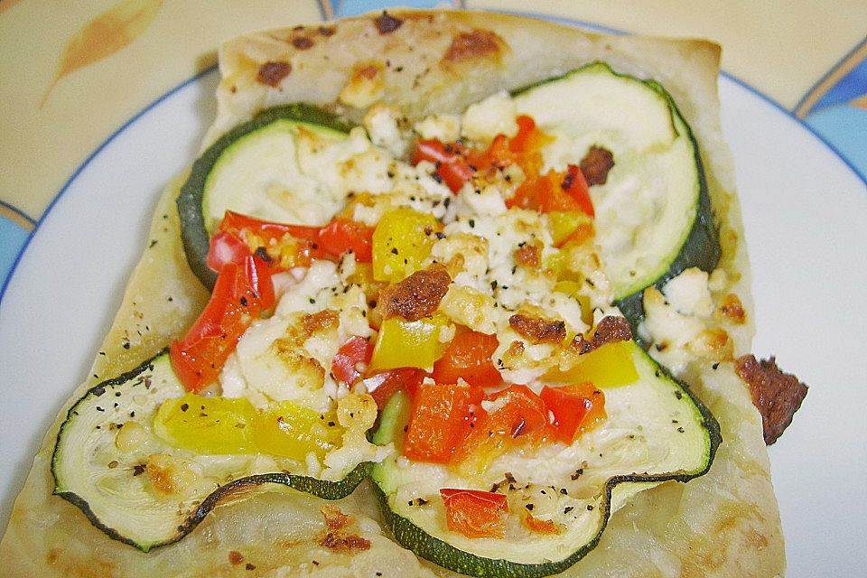 Blätterteig mit Tomate, Zucchini und Feta