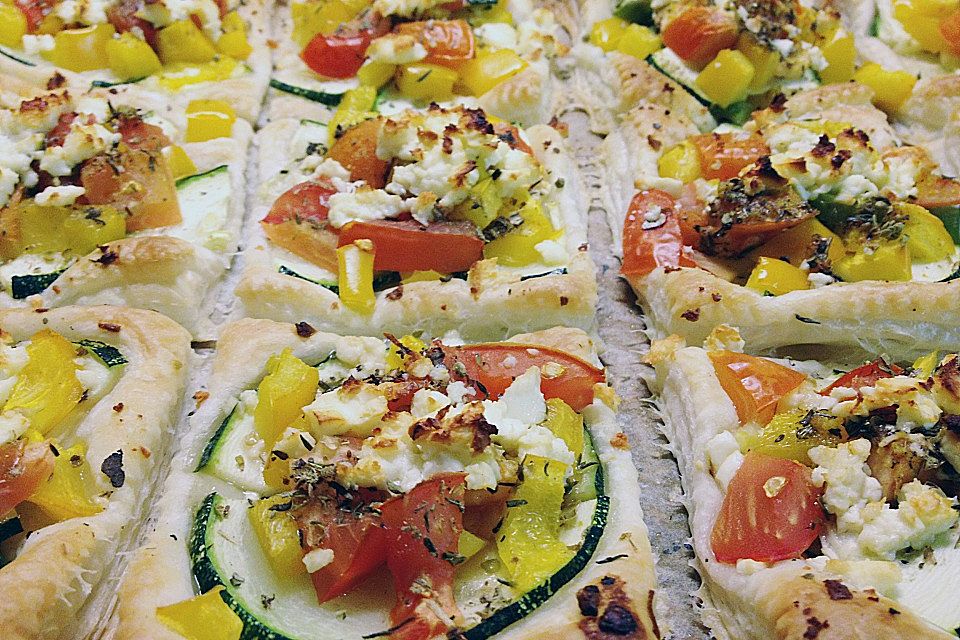 Blätterteig mit Tomate, Zucchini und Feta