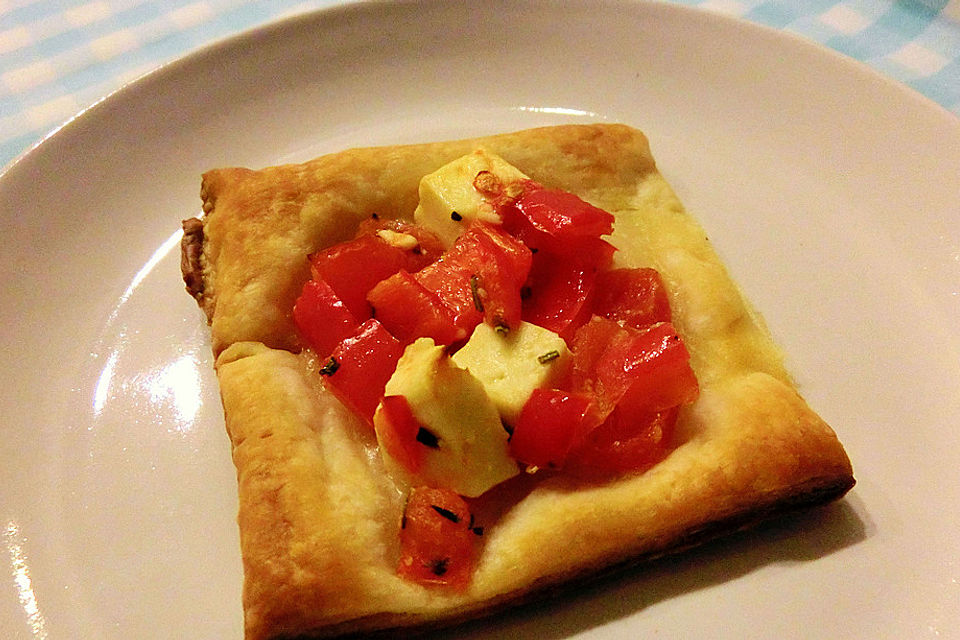 Blätterteig mit Tomate, Zucchini und Feta