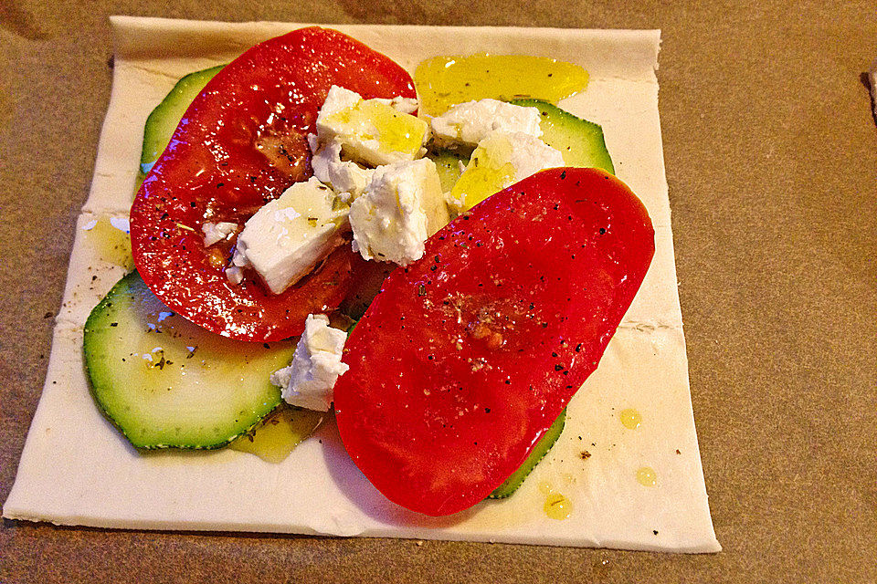 Blätterteig mit Tomate, Zucchini und Feta