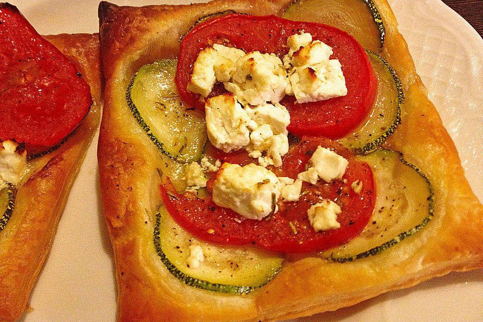 Blätterteig mit Tomate, Zucchini und Feta