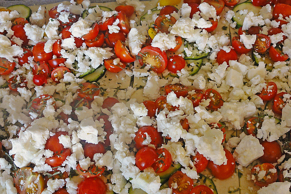 Blätterteig mit Tomate, Zucchini und Feta