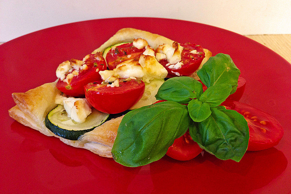 Blätterteig mit Tomate, Zucchini und Feta