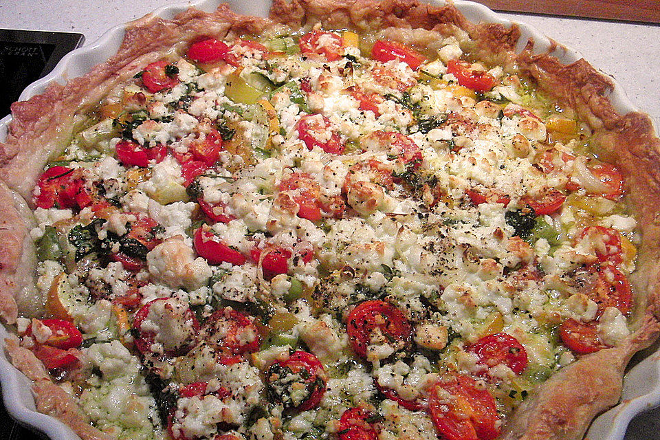 Blätterteig mit Tomate, Zucchini und Feta