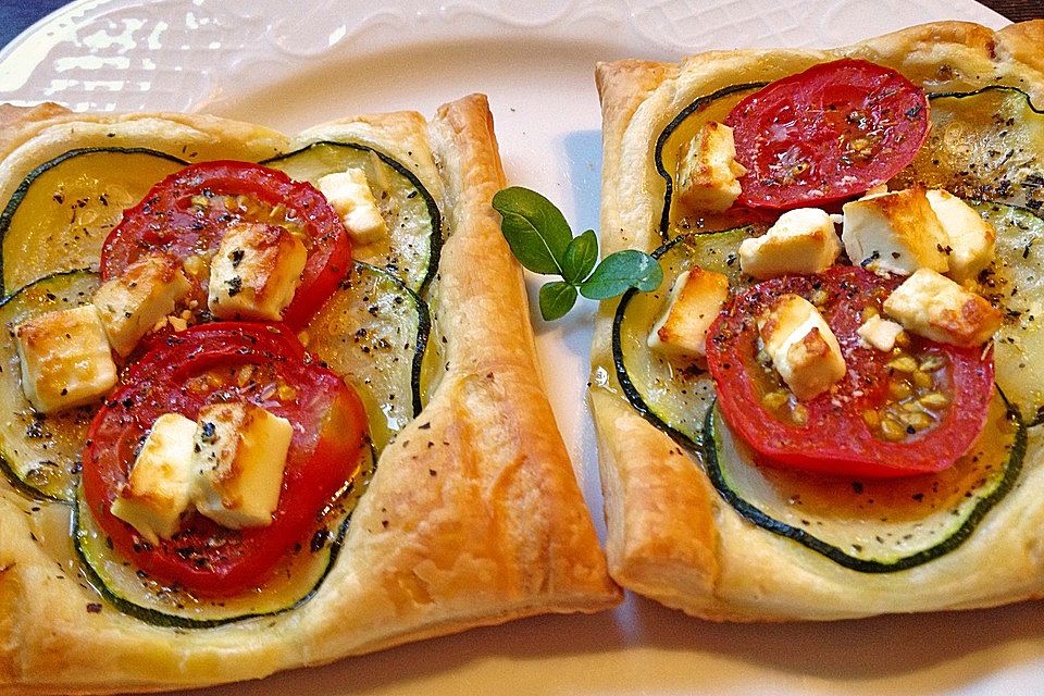 Blätterteig mit Tomate, Zucchini und Feta