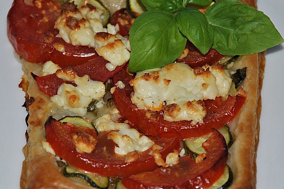 Blätterteig mit Tomate, Zucchini und Feta